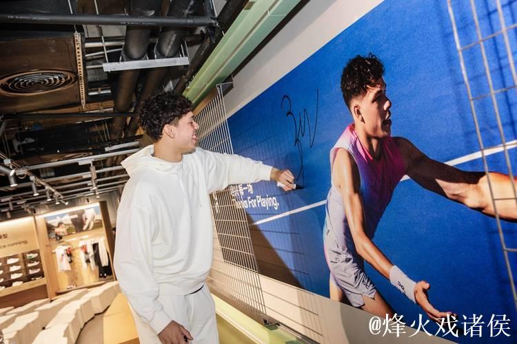 谢尔顿亮相上海派对 联结网球社群尽释运动热爱 谢尔顿亮相上海派对 联结网球社群尽释运动热爱